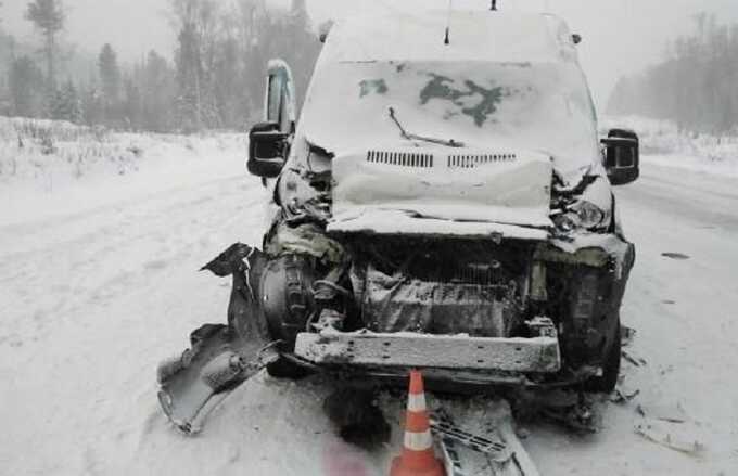 В Бурятии автобус с монгольскими туристами врезался в грузовик